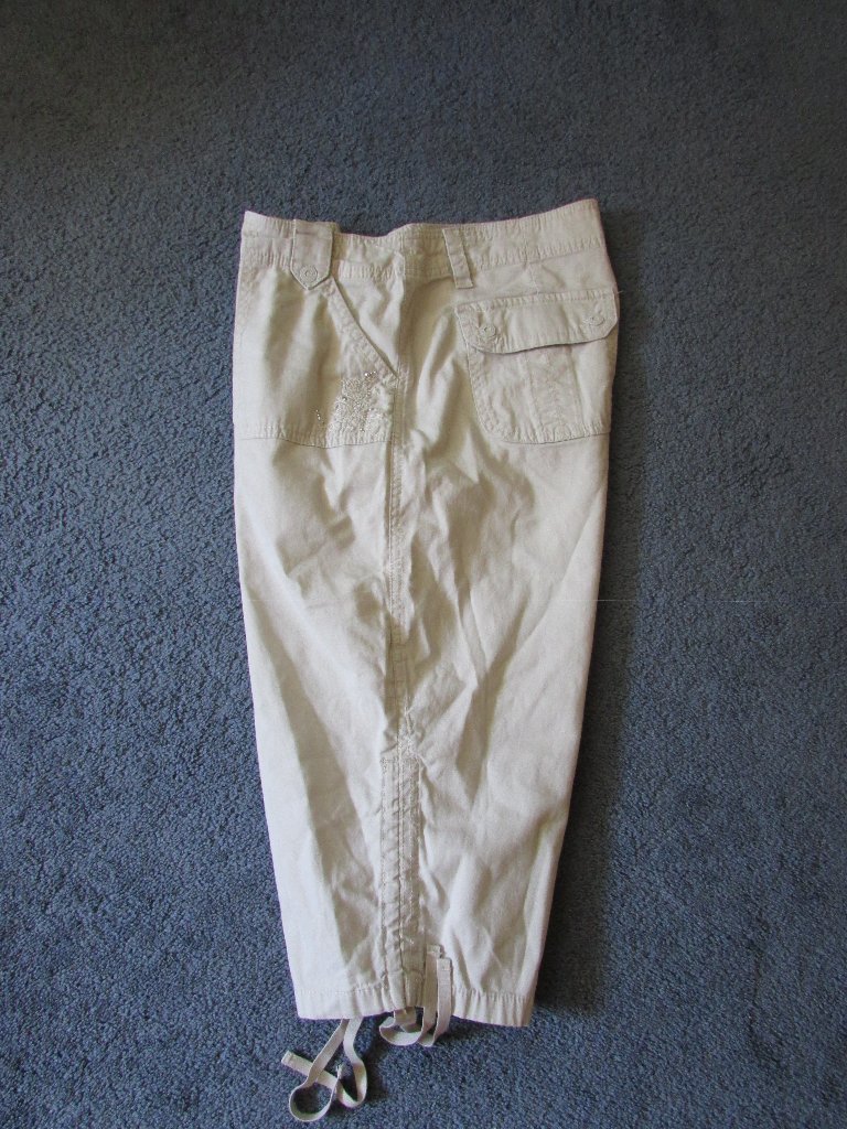 Gloria Vanderbilt 14 P Beige Capri Pants Tie Cuffs Embellished Button Pockets